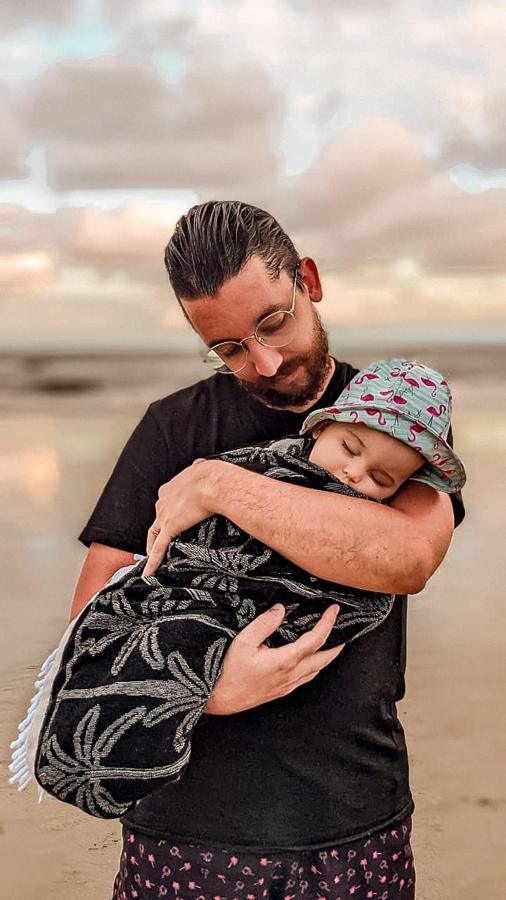 Leonardo com a filha no colo