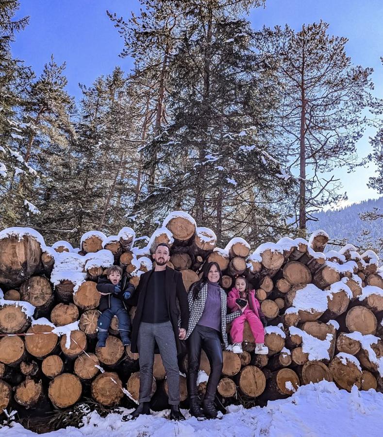 Família Medina com a lenha estocada pro inverno